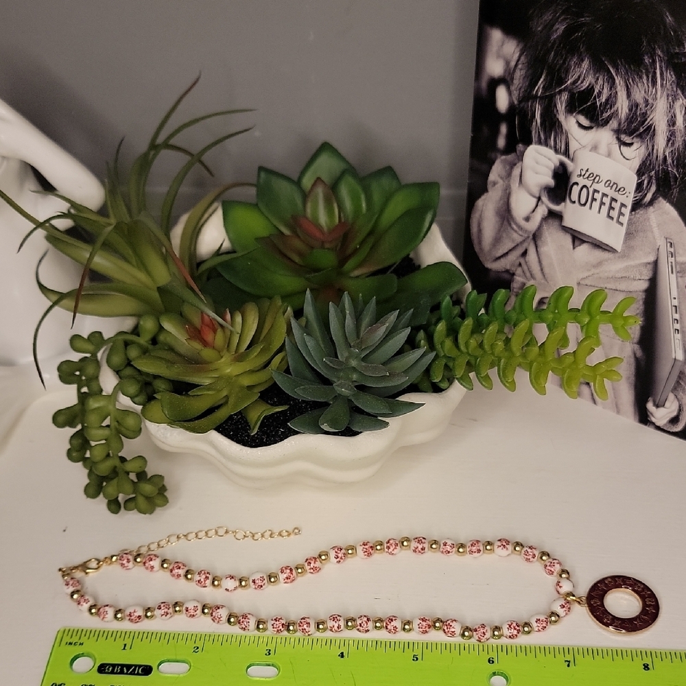 Floral Elegant Burgundy Beaded Necklace with LV Donut - Picture 9 of 10